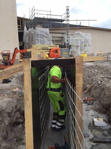 Työntekijä tekee raudoitusta betonivalua varten